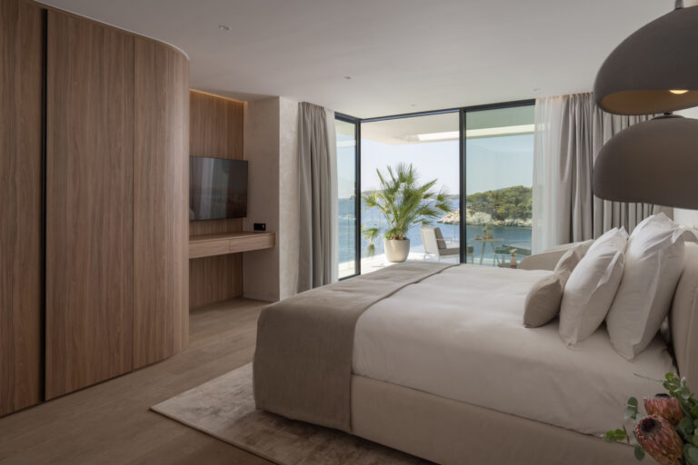 Schlafzimmer mit Kingsize-Bett und Meerblick in der Villa Klara in der Nähe von Dubrovnik