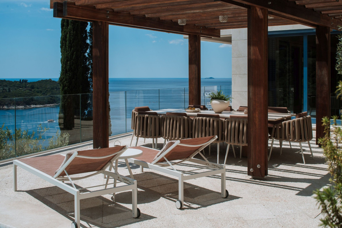 Außenküchenbereich mit Pergola und Liegestühlen auf der Terrasse der Villa Blazia mit Blick auf das Meer