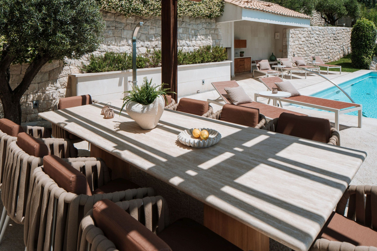 Außenesstischset mit Stühlen neben dem Pool und Sonnenliegen in Villa Blazia