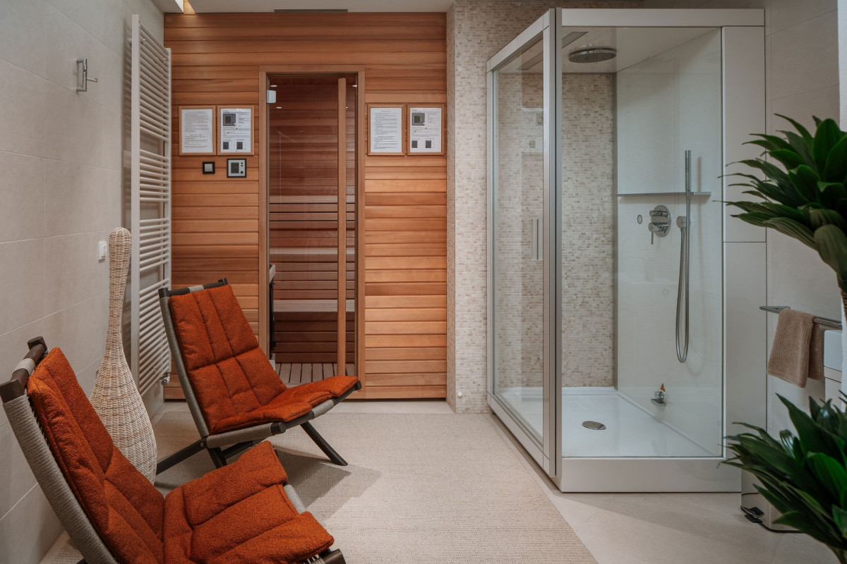 Wellnessbereich in der Villa Blazia mit Sauna, Glasdusche und Liegestühlen