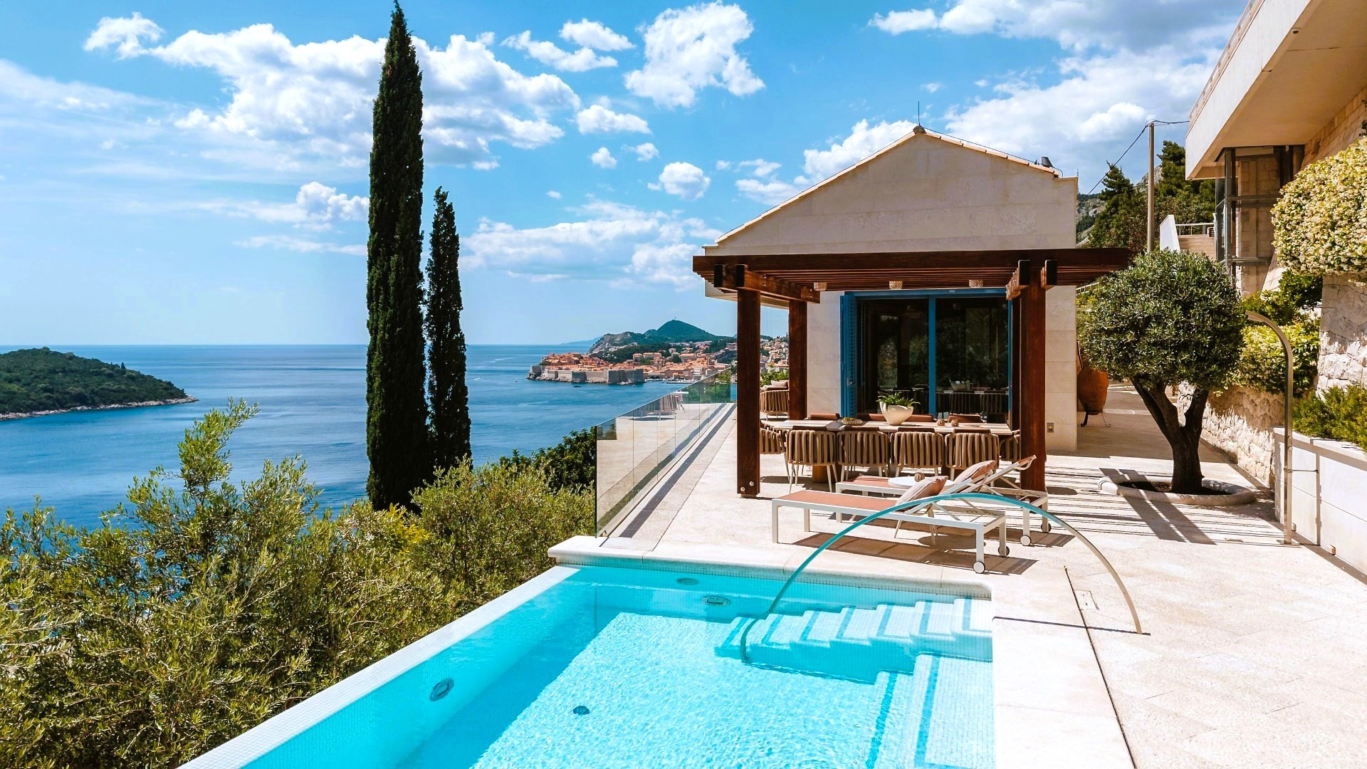 Infinity-Pool in der Villa Blazia in Dubrovnik mit überdachter Pergola zum Verweilen und Meerblick