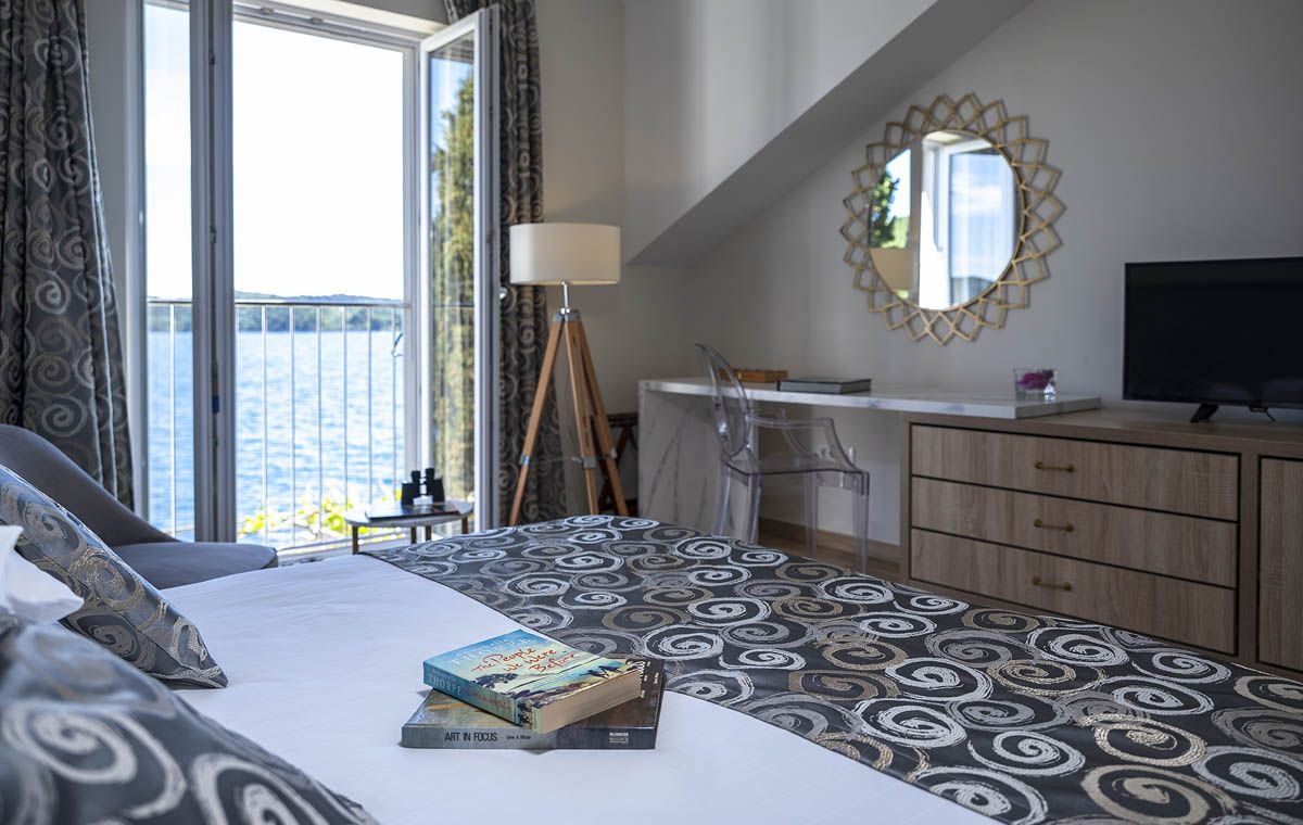 Schlafzimmer mit Queensize-Bett und französischen Fenstern zur Meerblick-Terrasse der Five Bedroom Resort Villa in Orašac