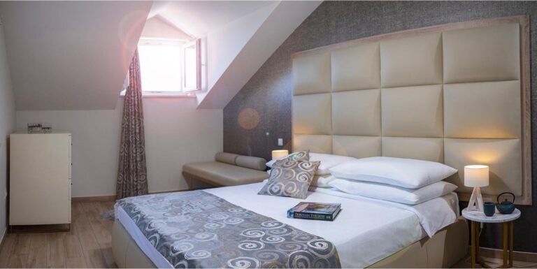 Attic-Schlafzimmer mit Queensize-Bett und gepolstertem Kopfteil im Five Bedroom Resort Villa