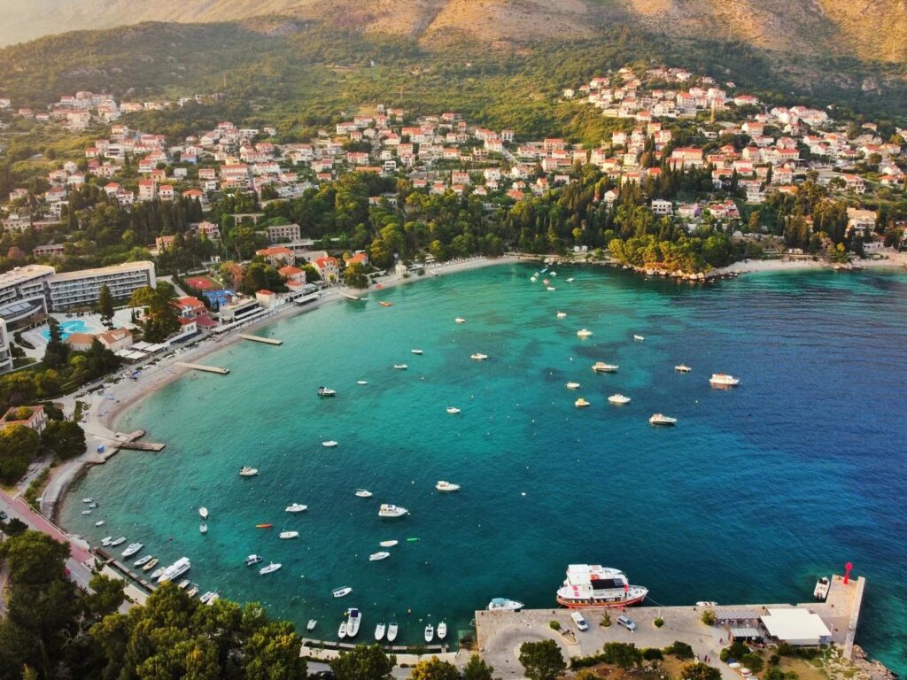 Luftaufnahme der Bucht von Mlini mit dem türkisblauen Meer, den Stränden und dem Dorf Župa Dubrovačka in der Nähe von Dubrovnik