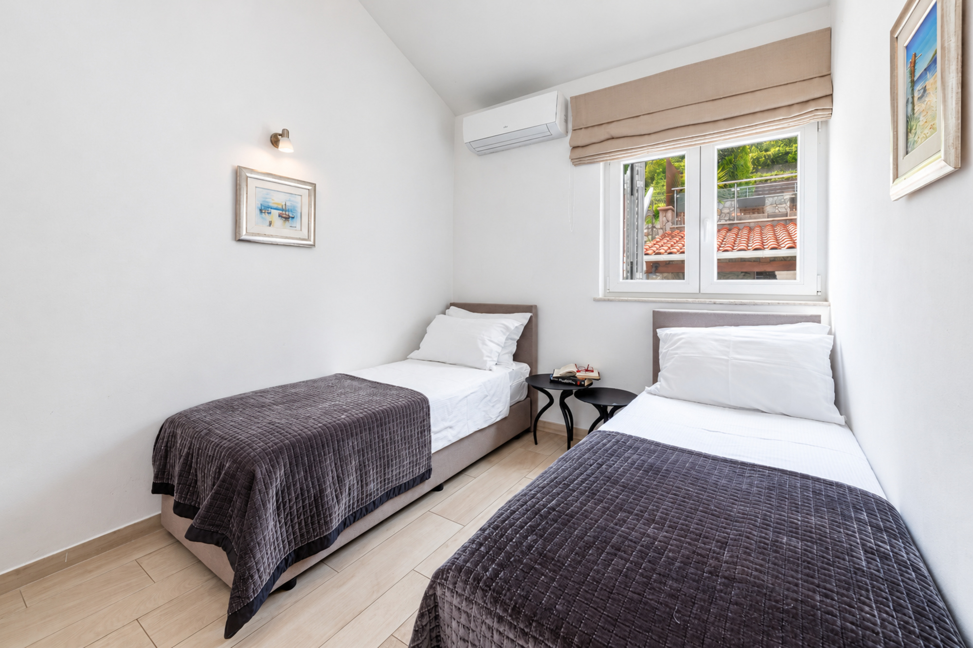 Zweibettzimmer mit zwei Einzelbetten, Klimaanlage und Fenster mit Gartenblick im Noah House in Zaton bei Dubrovnik