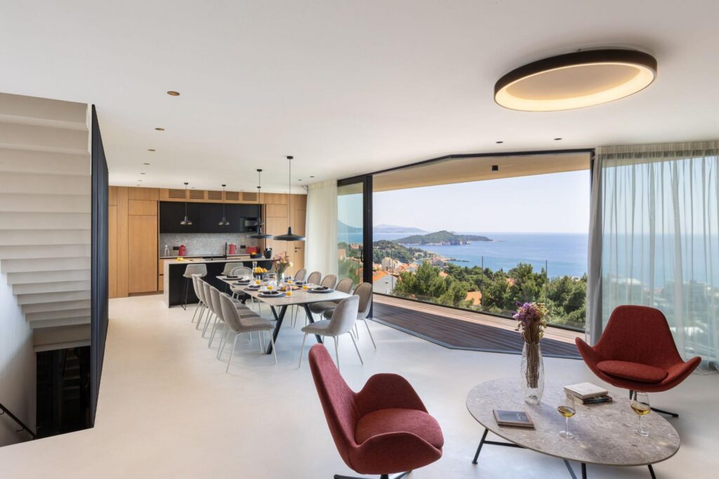Offene Wohn- und Esszimmer im Villa Amari Monte in Dubrovnik mit bodentiefe Fenster, die auf das Adriatische Meer blicken