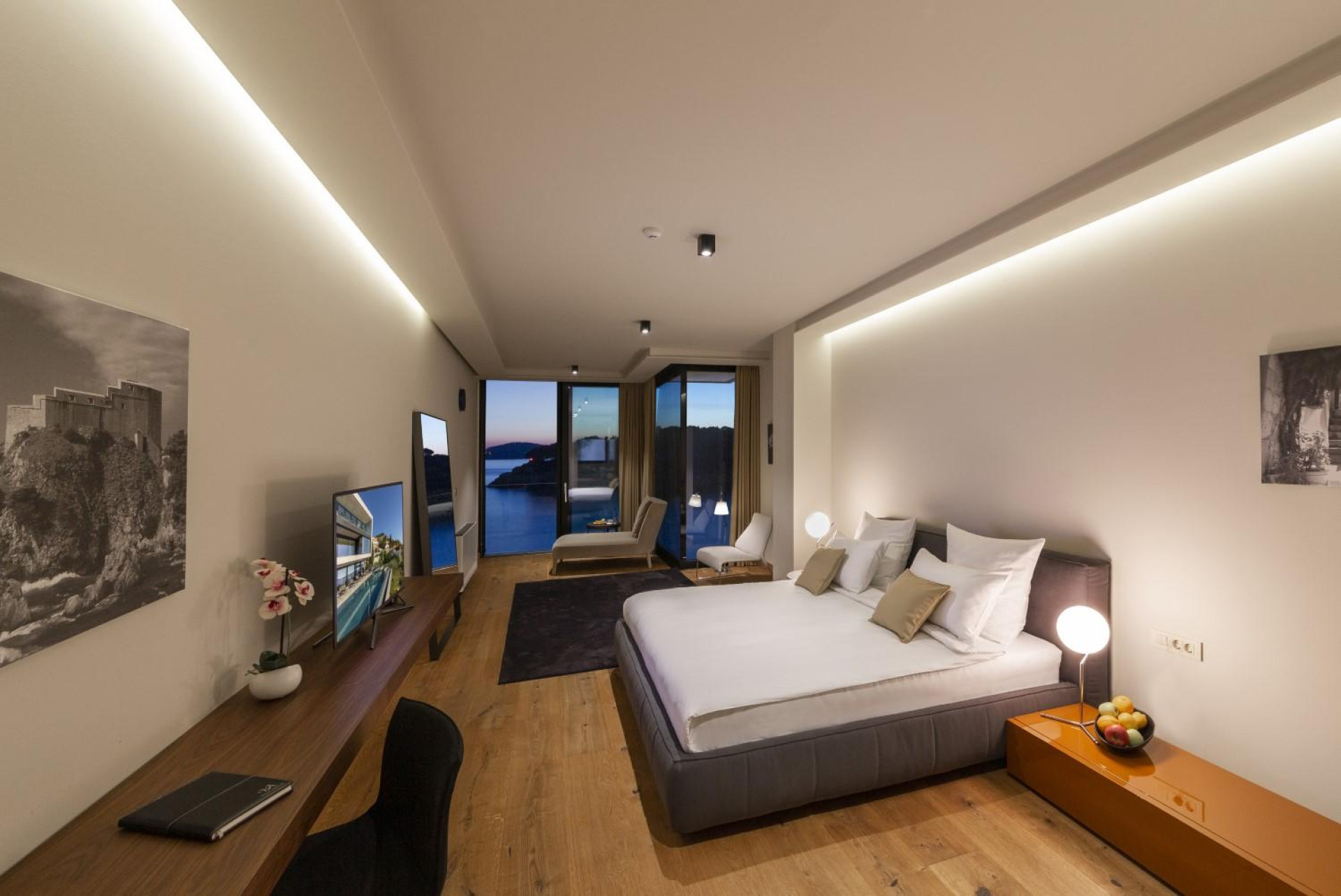 Schlafzimmer mit Kingsize-Bett und Fenstern mit Meerblick bei Abendsonne in der Villa Attis in Dubrovnik