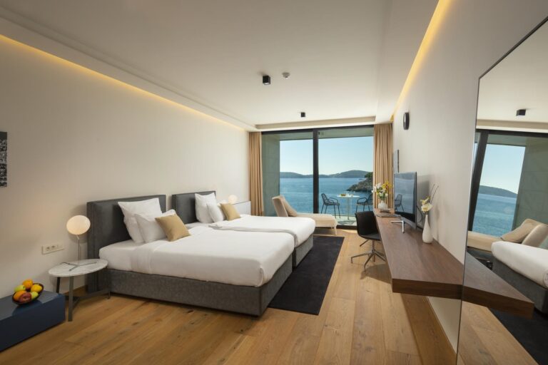 Zweibettzimmer mit Balkon mit Meerblick und Eichenparkett in der Villa Attis in Dubrovnik