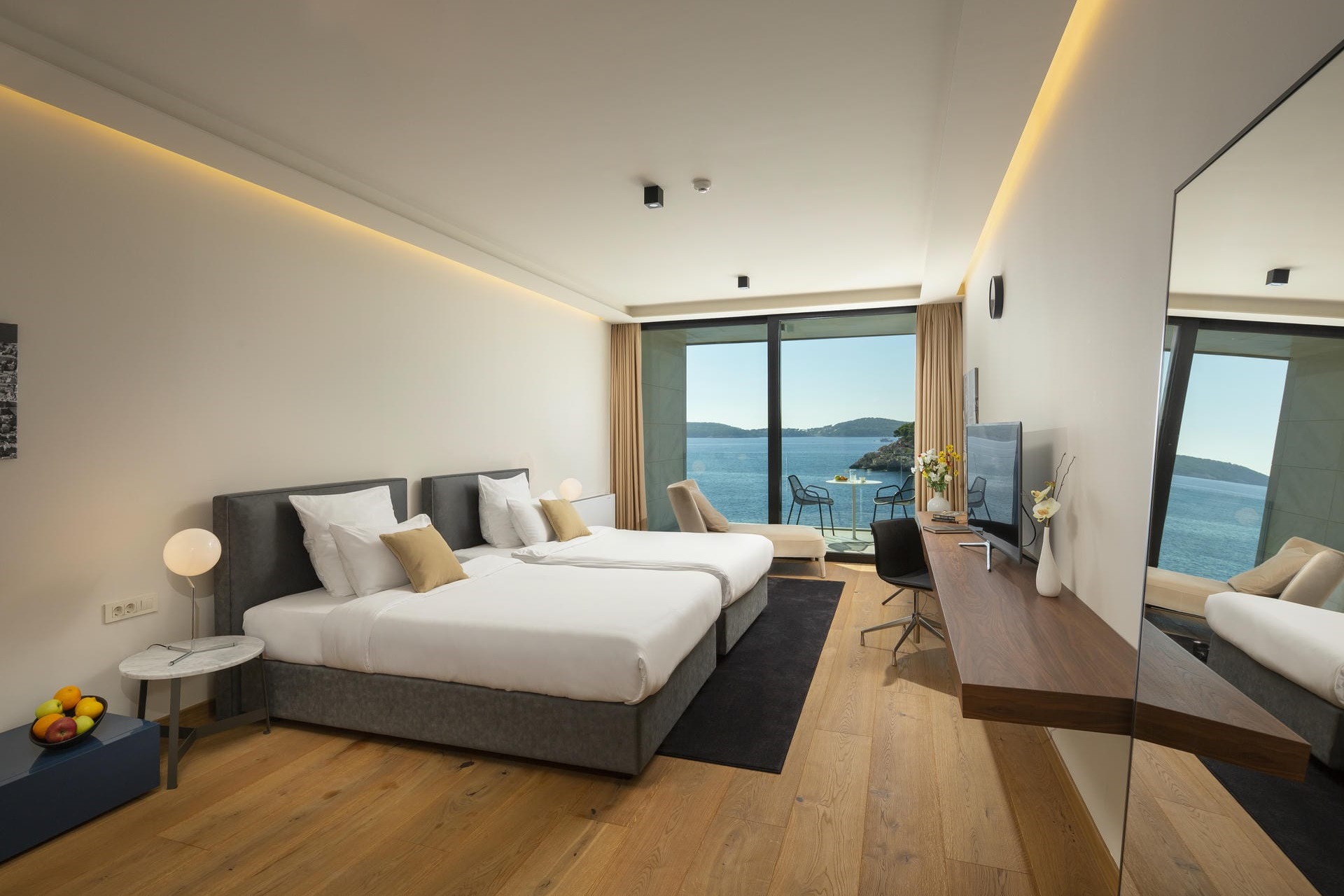Zweibettzimmer mit Balkon mit Meerblick und Eichenparkett in der Villa Attis in Dubrovnik