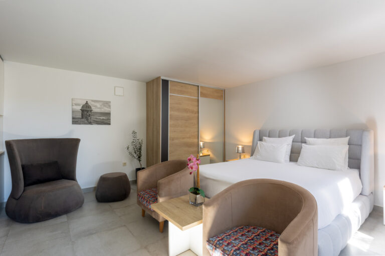 Studio-Apartment mit Kingsize-Bett und Sitzbereich in der Villa Attis