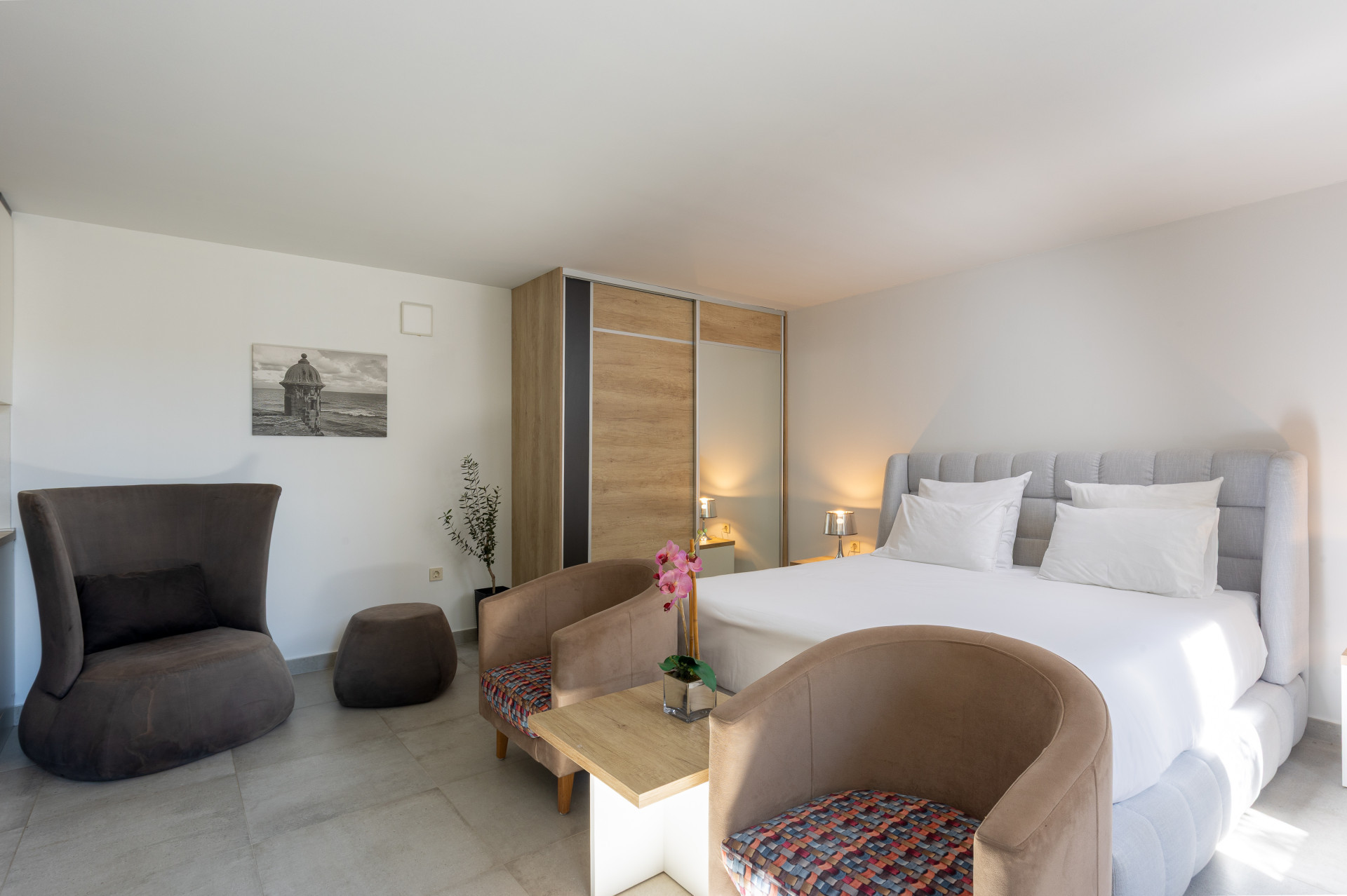 Studio-Apartment mit Kingsize-Bett und Sitzbereich in der Villa Attis
