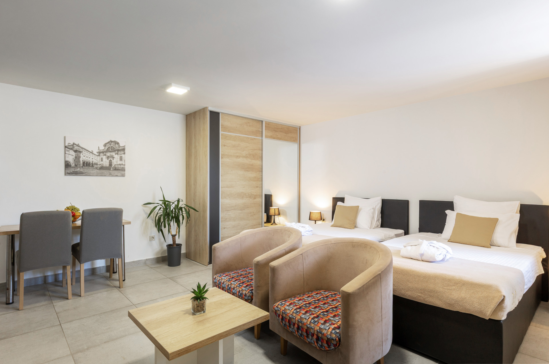 Studio-Apartment mit zwei Einzelbetten und Essbereich in der Villa Attis