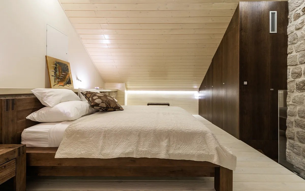 Attic-Schlafzimmer mit Kingsize-Bett und Holzdach im Villa Carpe Diem