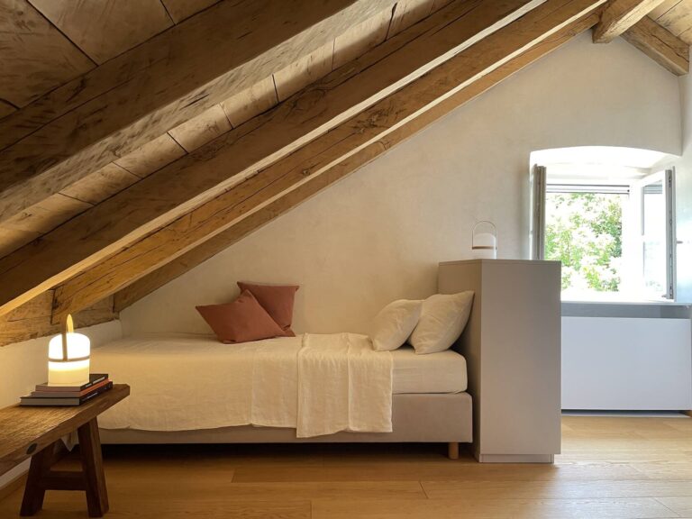 Attic-Schlafzimmer mit Einzelbett unter historischen Eichenbalken in Villa Ghetaldi 1516, Šipan