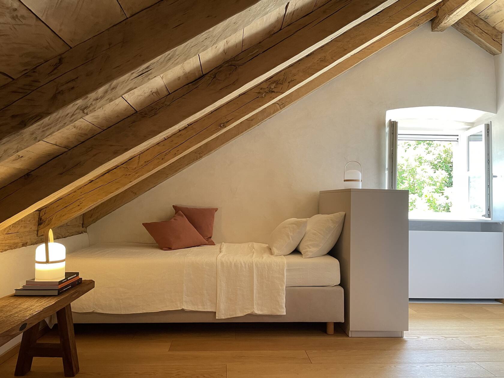 Attic-Schlafzimmer mit Einzelbett unter historischen Eichenbalken in Villa Ghetaldi 1516, Šipan