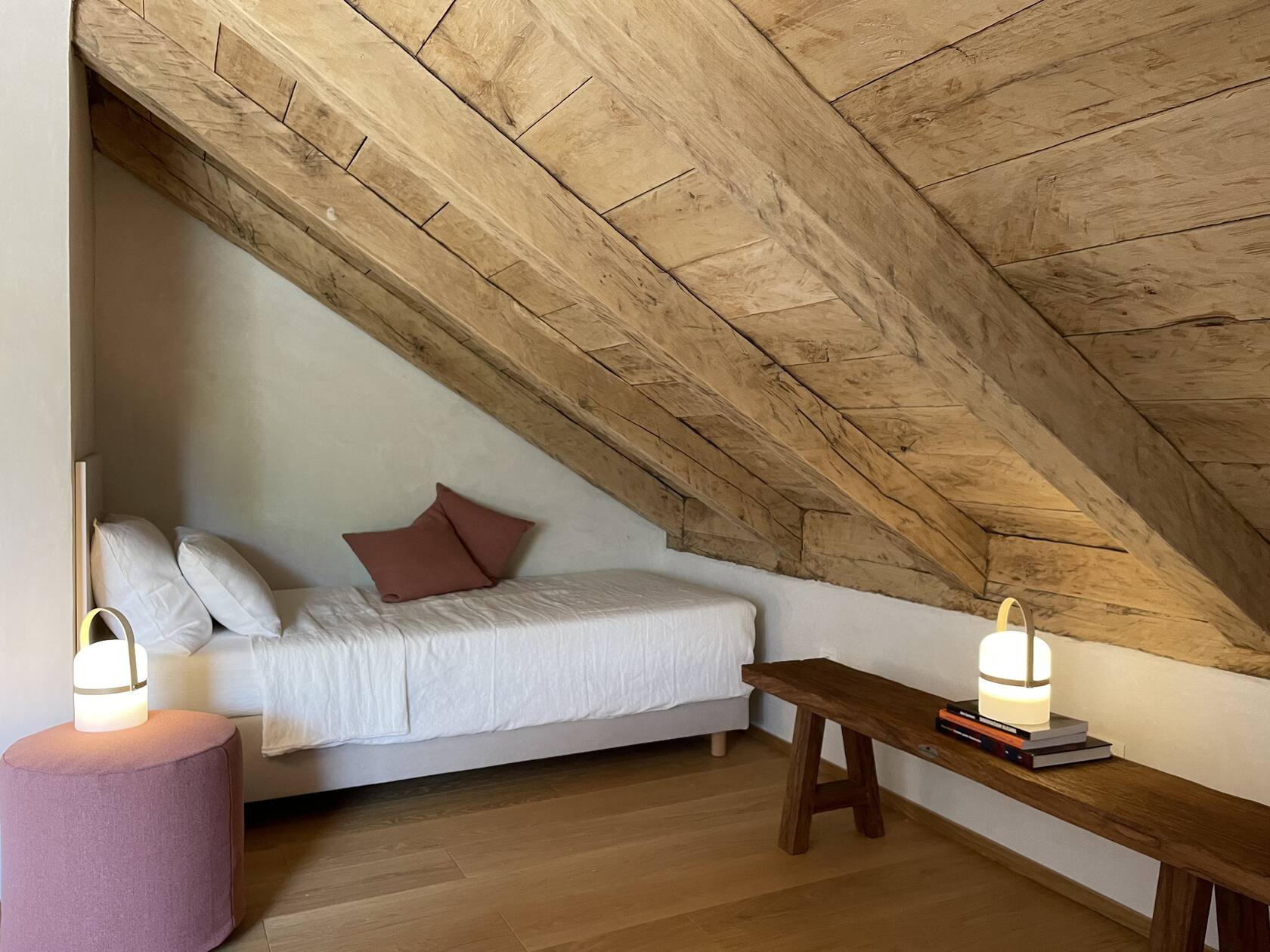 Attic-Schlafzimmer mit Einzelbett, Holztisch und Laternen in Villa Ghetaldi 1516