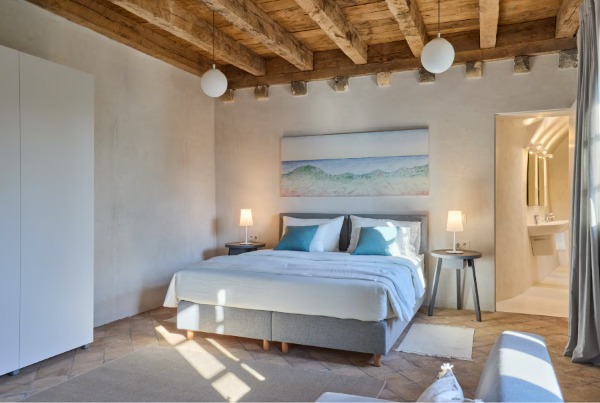 Schlafzimmer mit Kingsize-Bett, Deckenbalken und eigenem Bad in der Villa Ghetaldi 1516