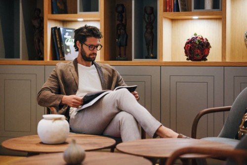 Gäste lesen im Bibliothekssaal mit Bücherregalen in Villa La Rose