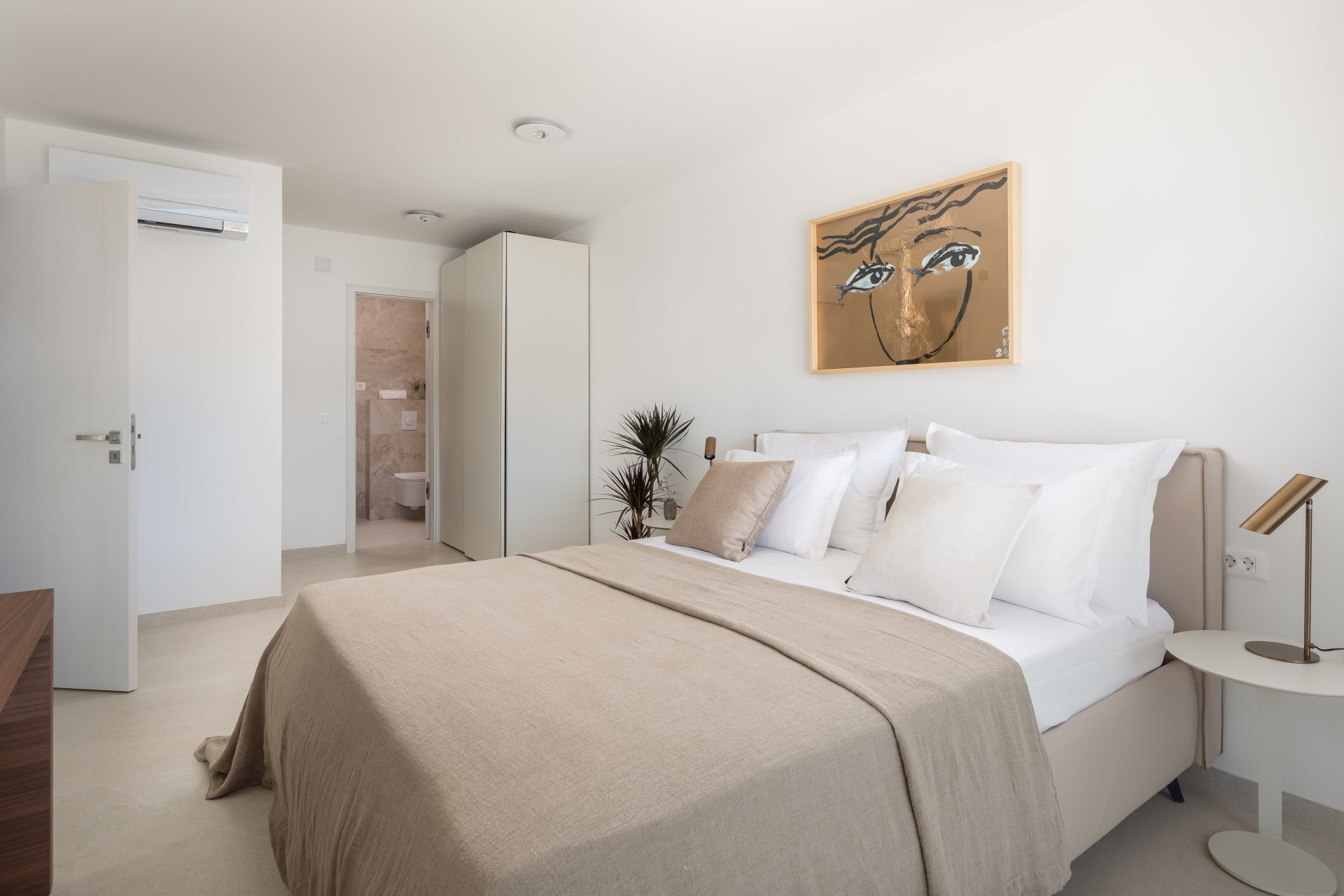 Schlafzimmer mit Kingsize-Bett und eigenem Badezimmer in der Villa Maris auf Pelješac