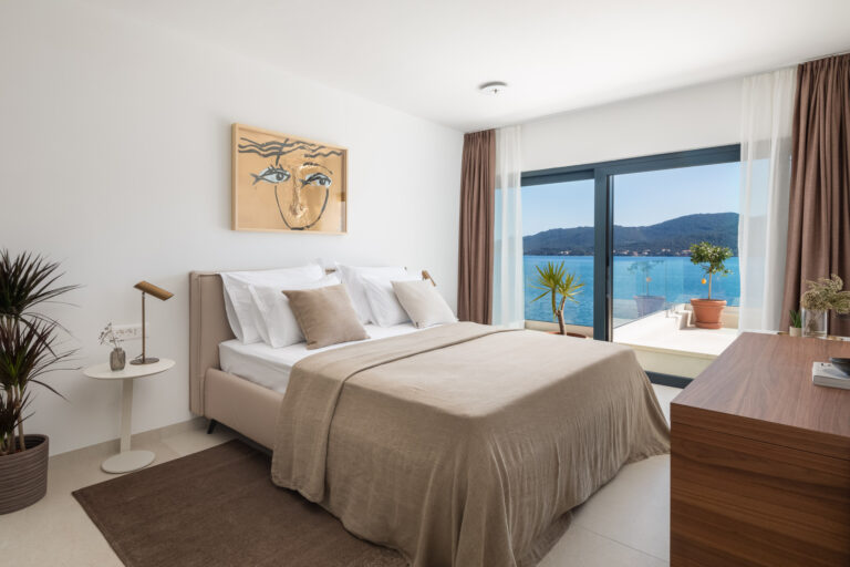 Schlafzimmer mit Kingsize-Bett und Terrasse mit Meerblick in der Villa Maris auf Pelješac