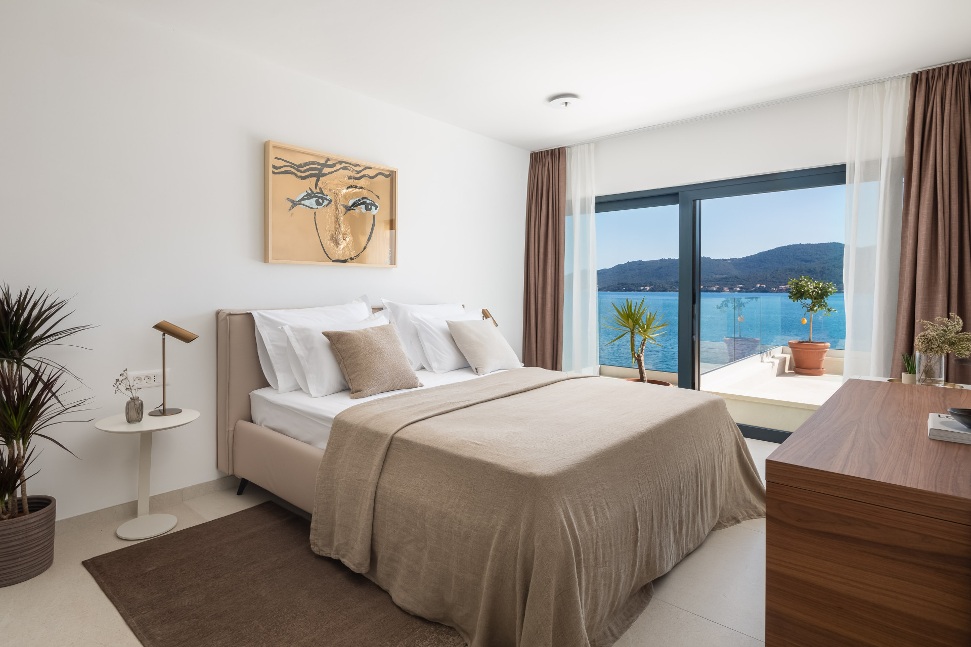 Schlafzimmer mit Kingsize-Bett und Terrasse mit Meerblick in der Villa Maris auf Pelješac