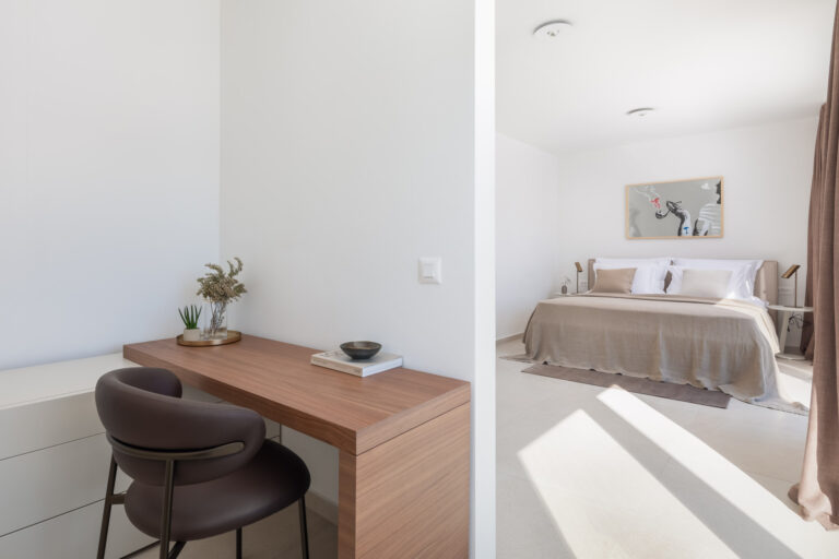 Sonnendurchfluteter Kingsize-Schlafzimmer mit Schreibtisch in der Villa Maris auf Pelješac