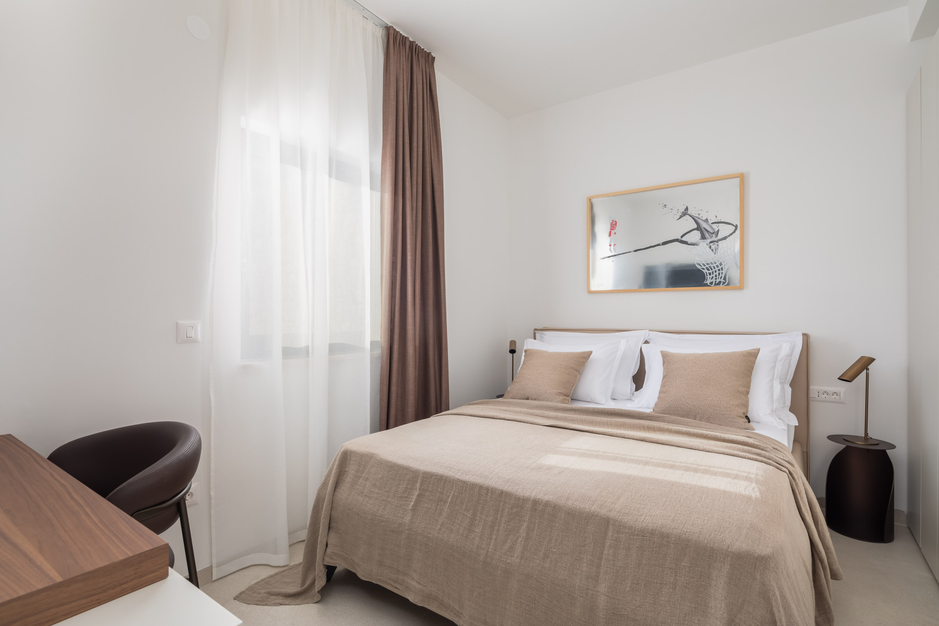Schlafzimmer mit Queensize-Bett und Schreibtisch in der Villa Maris auf Pelješac