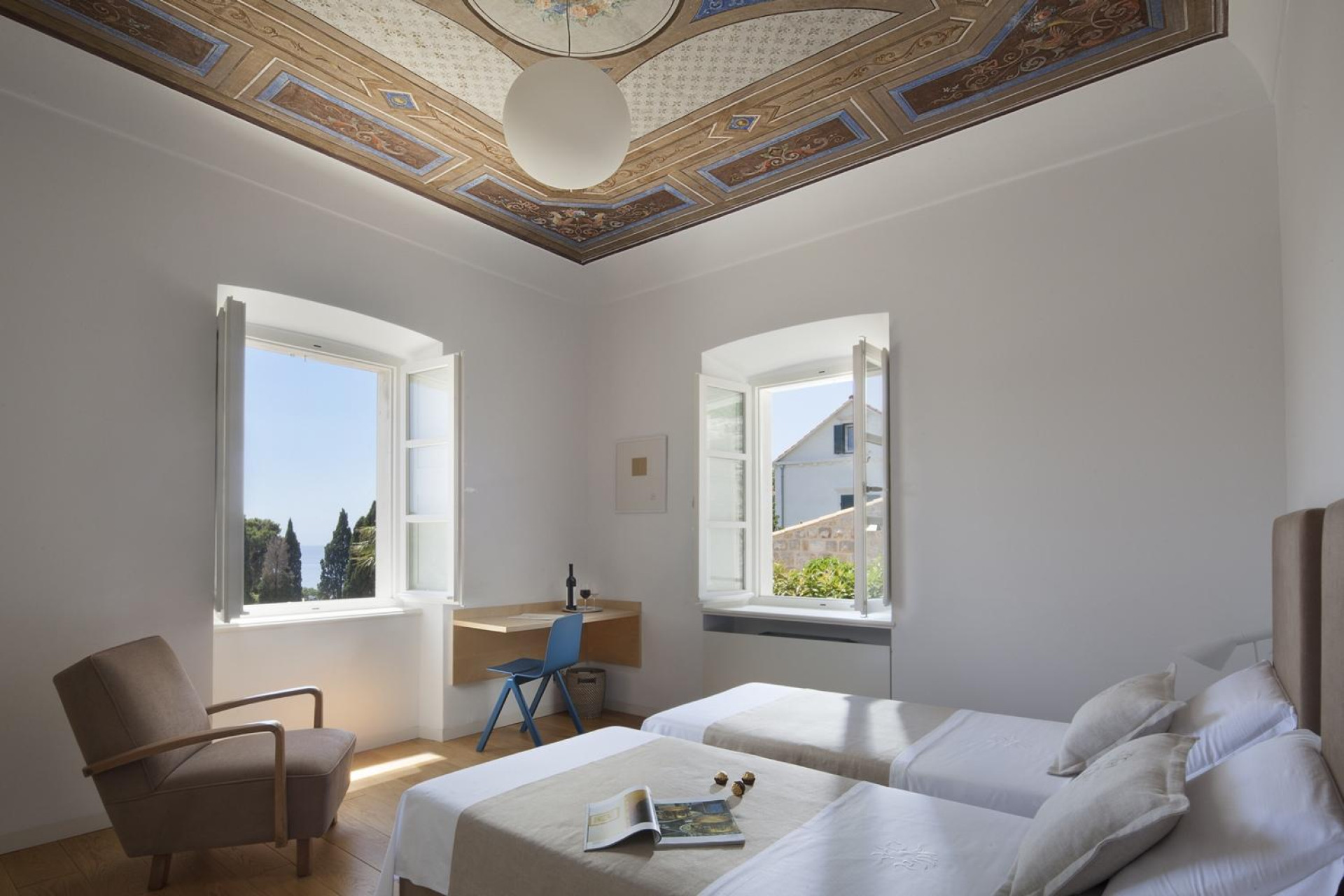 Schlafzimmer mit gemaltem Fresko-Deckenbild und Fenster mit Meerblick in der Villa Oasis in Dubrovnik