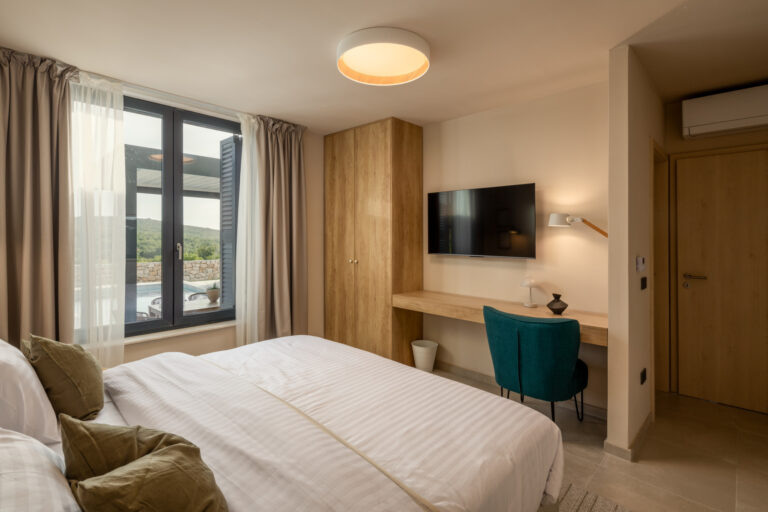 Schlafzimmer mit zwei Einzelbetten, Schreibtisch und Fenster zur Poolterrasse in der Villa Petra, Majkovi